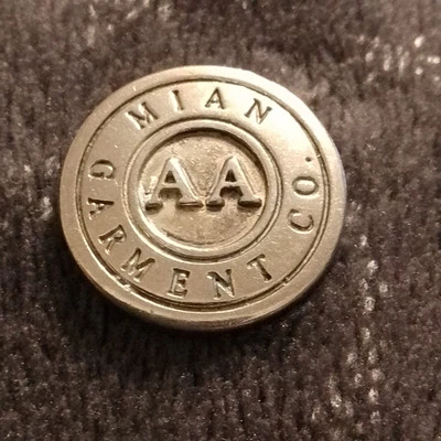 Unusual Mian Garment Co. AA 2cm lightweight gold coloured popper/fastener  - Image 1 of 2