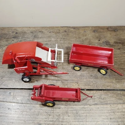 LOTE TRÊS brinquedos antigos modelo em escala real vagão combinado espalhador de estrume vermelho - Imagem 1 de 4