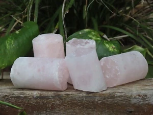 Cilindro de cristal de cuarzo rosa 1 pieza suave y crudo 125 - 165 gramos aproximadamente - Imagen 1 de 10