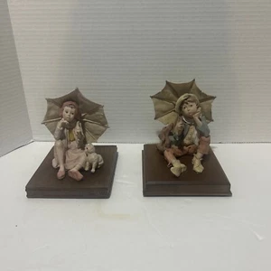 Set 2 statuine in ceramica stile italiano ragazza/gatto ragazzo/cane e ombrello vintage senza scatola - Foto 1 di 7