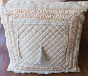 COUSSIN BRODE SUR SATIN MATELASSE BEIGE ROSE  40CM  INDIRA - Picture 1 of 4