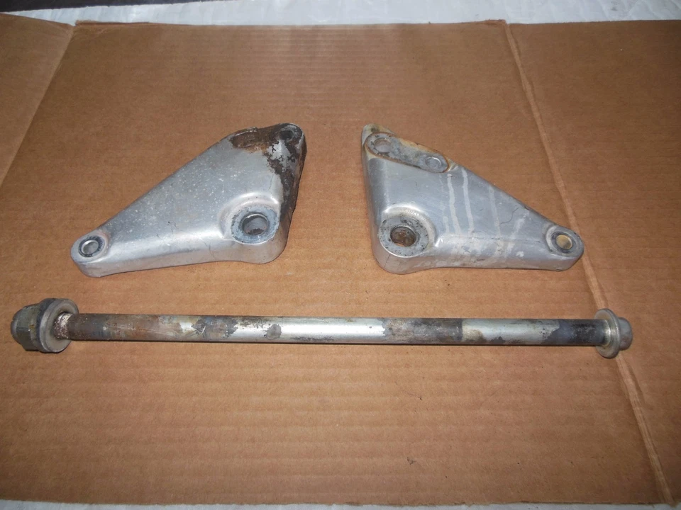 HONDA CM400 CM400T 1979 1980 1981 400 CLAVIJAS SOPORTES Y BRAZO OSCILANTE PERNO PIVOTANTE  Foto 1 de 1