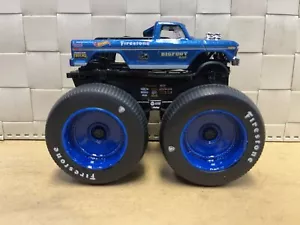 Monster Truck Bigfoot 1:64 personalizzato con pneumatici grandi/cerchi blu - Foto 1 di 6