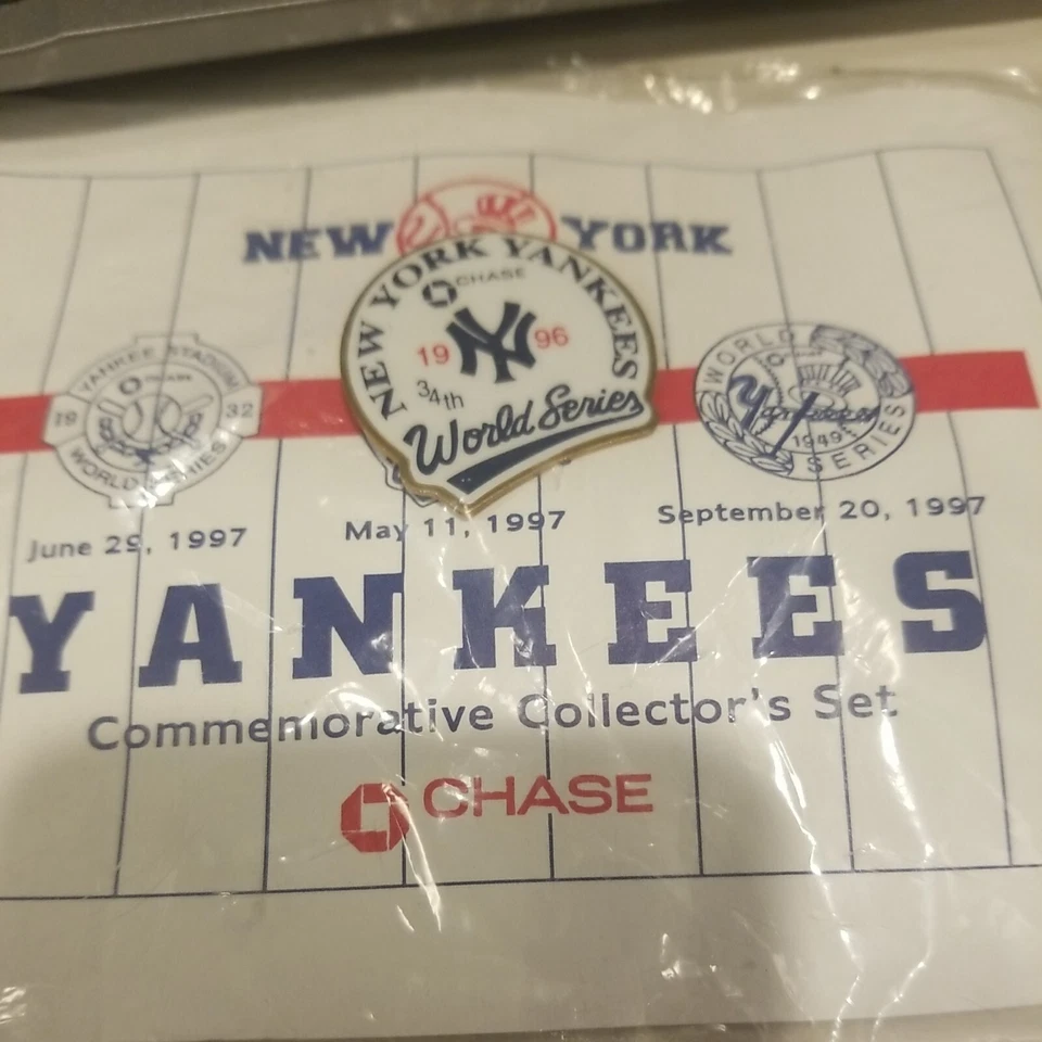 1996 world series lapel pin new York Yankees chase bank 96 ws pin - Image 1 of 1