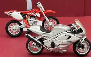 Maisto 1/18 Motorcycles : Silver Triumph Daytona 955i & Red Yamaha YZ 450F - Picture 1 of 18