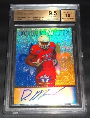 (#/99) BGS 9.5 10 Rc Doug Martin Auto 2012 Valiant Blue Rookie autógrafo firmado Foto 1 de 4