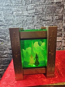 Cubo palomitas de maíz con linterna iluminada exclusivo de Wicked Regal Cinemas 2024 - Imagen 1 de 6