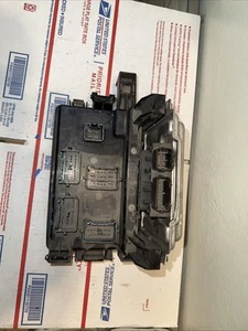 2006 2007 Chrysler 300 TIPM FUSE BOX MAIN PANEL ENGINE BODY MODULE RELAY ECM - Picture 1 of 7