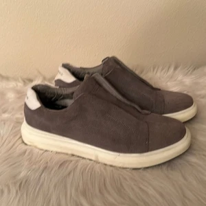 Karl Lagerfeld Paris Tenis Zapatos Sin Cordones Gris Gamuza Sin Cordones Talla 8 - Imagen 1 de 7