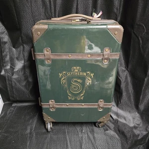 "Maleta de mano giratoria Pottery Barn Harry Potter Slytherin de lados duros 22""" - Imagen 1 de 8