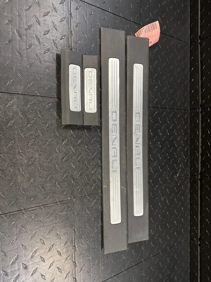2008 GMC Yukon 4 Piece Silver Denali Scuff Pad Door Sill Set x4 Foto 1 de 4