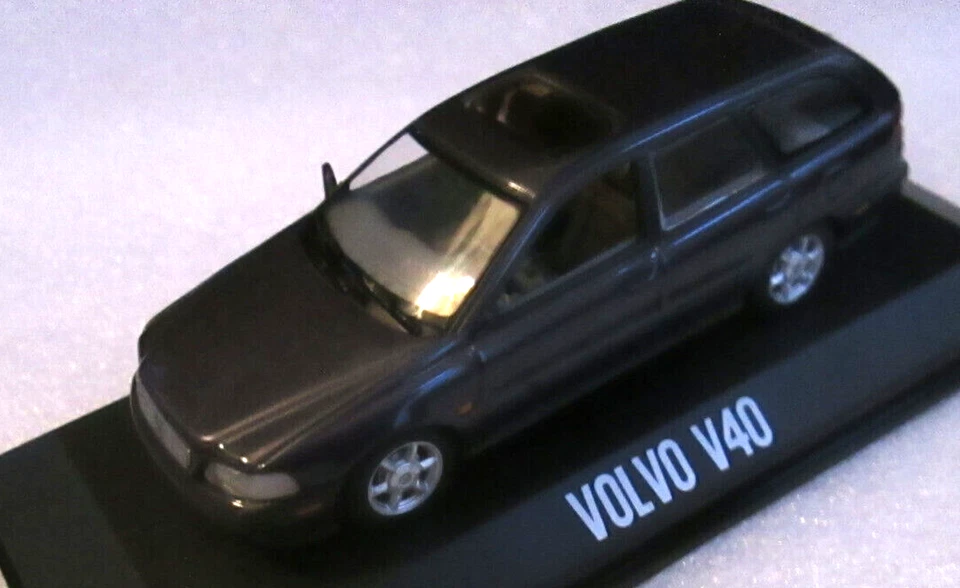 Wonderful MINICHAMPS-modelcar 1/43 VOLVO V40 1996 - violet metallic - lim.dition - Image 1 of 4