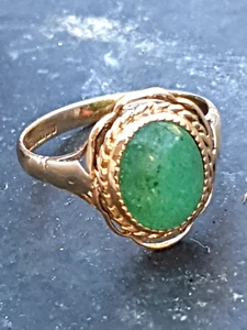 9ct Gold Vintage Green Chrysoprase Ring 375 Size N Oval Shaped Unisex - Picture 1 of 7