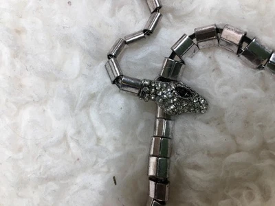 Collar de serpiente HAHA & TOTO tono plata cabeza de cristal cadena flexible con bolsa Foto 1 de 4