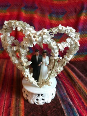 Topper de pastel de boda de plástico “por Bush” pelo castaño hombre, mujer pareja Foto 1 de 4