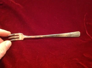 1 Forchette da cocktail vintage Oneida Vernon placcate argento Romford 1939 6-1/8" - Foto 1 di 3
