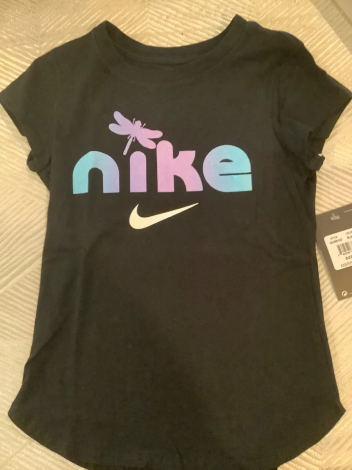 Nike Niña Camiseta Negro Azul Claro y Morado Swooosh Mariposa Tallas 4 6 6x Foto 1 de 4