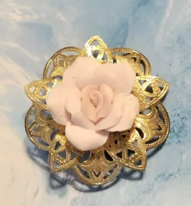 Vintage pink porcelain rose with stamped gold tone setting brooch pin cd - Picture 1 of 4