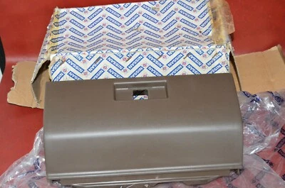 Nuevo de Lote Antiguo Nissan Stanza 1986-1989 Guantera Marrón 68500-11R00 68500-27R00 OEM Genuino Foto 1 de 4