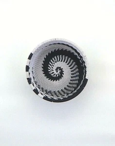 Cesta giratoria hecha a mano con cable para teléfono Zulu - Imagen 1 de 6
