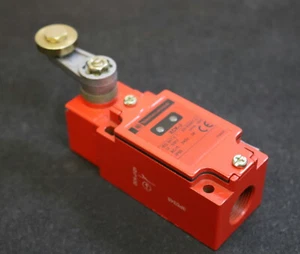 TELEMECANIQUE Endschalter mit Rollenstößel XCK-J21 + ZCK-E05 ID 064598 3A / 240V - Picture 1 of 8