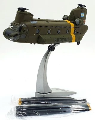 Corgi 1/72 Scale AA34217 - Boeing CH-47C Chinock AE-520 Argentine Army - Image 1 of 4