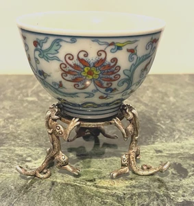Taza de té de porcelana antigua china Famille Verte con patrón floral, soporte plateado, marcado - Imagen 1 de 11
