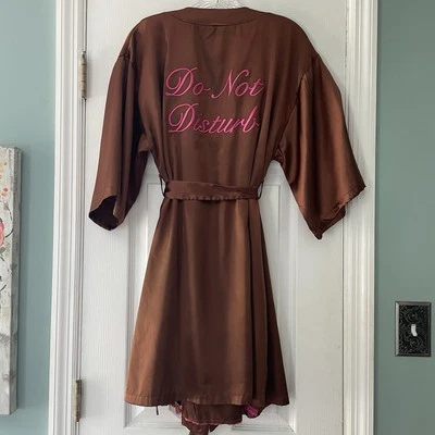 Juego de bata/camisón tejido líquido talla grande Spoiled Angel “No molestar” Foto 1 de 4