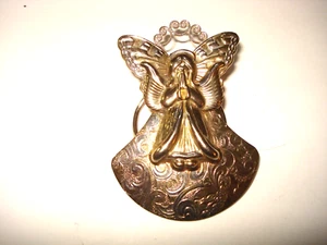Vintage Gold Tone Metal Angel Scarf Clip Signed ADG LTD - Picture 1 of 3