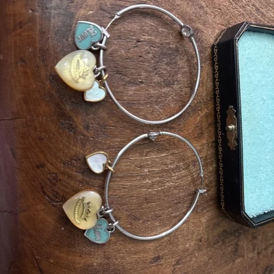 Brincos de argola de prata Juicy Couture com logotipo pendurado corações. - Imagem 1 de 4