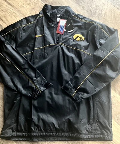 Nike BNWT Iowa Hawkeyes Football Basketball Golf  1/4 Zip Men’s Large jacket Cover