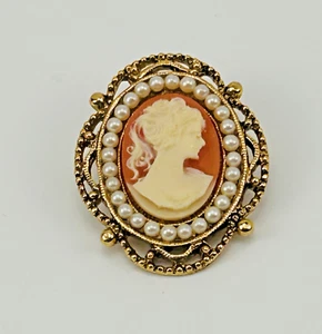 Vintage 1928 Cameo Brooch Gold Tone Faux Pearl Detail Filigree Frame Pin Dainty - Picture 1 of 5