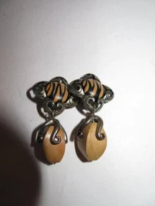 DAMEN ZOTTEL GEBÜRSTET SILBER METALL HOLZ BEMALT HERZEN CLIP AUF KOSTÜM OHRRINGE - Bild 1 von 3