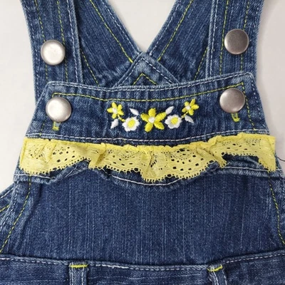 Джинсовый комбинезон для девочек 18 месяцев с вышивкой желтыми белыми цветами оборками и кружевами  - Изображение 1 из 4