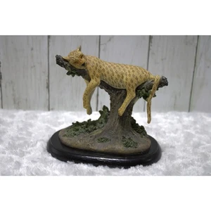 Schlafender Gepard Figur auf Baum - Wildlife Skulptur auf Holzsockel - Bild 1 von 5