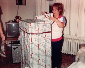 Original 3,5x4,5 Foto Frau Eröffnung riesiges Weihnachtsgeschenk Geschenk H165 #55 - Bild 1 von 2