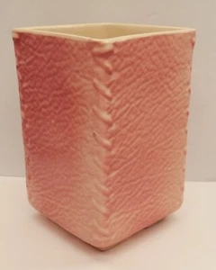 Jarrón vintage de cuero cosido sintético años 60 rosa MCM 3" cilindro cuadrado 5" de alto - Imagen 1 de 5
