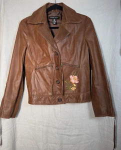 Chaqueta Moto New York & Company Cuero Marrón Floral Bordada Talla 8 Mujer - Imagen 1 de 15