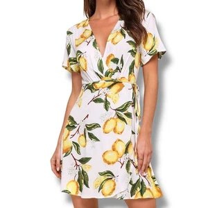 Neu mit Etikett Lulu's Größe M A La Tart weiß gelb Zitronenmuster Wickel-Minikleid - Bild 1 von 7