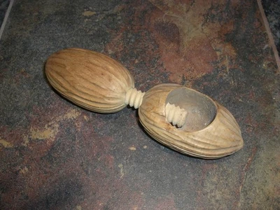 Cascanueces vintage de madera de tilo tallada a mano de la Selva Negra principios de los años 60 Foto 1 de 4