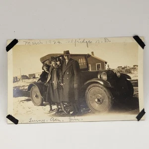 Foto Selfridge Dakota del Norte 1924 mujeres jóvenes hombre y coche - Imagen 1 de 2