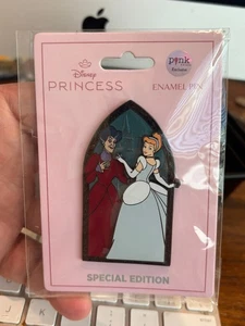 Pin Palm Pink a la Mode Disney Good v. Evil - Cenicienta y Lady Tremaine - Imagen 1 de 1