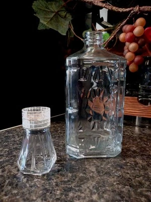 Botella para servir vino Manischewitz de 10" de Monarch Wine Company Brooklyn, Nueva York Foto 1 de 4