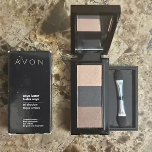 Luster Avon Onyx Tri Shadow in ""Lustro di mezzanotte"" 0,10 once (J1) - Foto 1 di 6