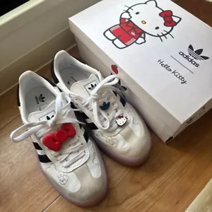 Lindas Tenis Adidas SAMBA x Hello Kitty Blanco/Negro EE. UU. 6 JP 23 Con Cinta de Caja - Imagen 1 de 7