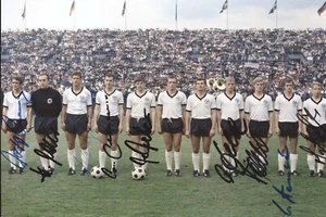 Mannschaftsfoto DFB 1968 original signiertes Foto 20x30cm von 9Spieler signiert - Picture 1 of 1