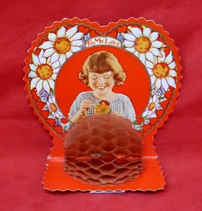 biglietto di auguri per fisarmonica pieghevole San Valentino c1930, ragazza che tiene una margherita - Foto 1 di 3