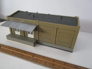Edificio de depósito de fábrica de ciudad desgastada construido a escala HO 1/87 para diseño de trenes - Imagen 1 de 4