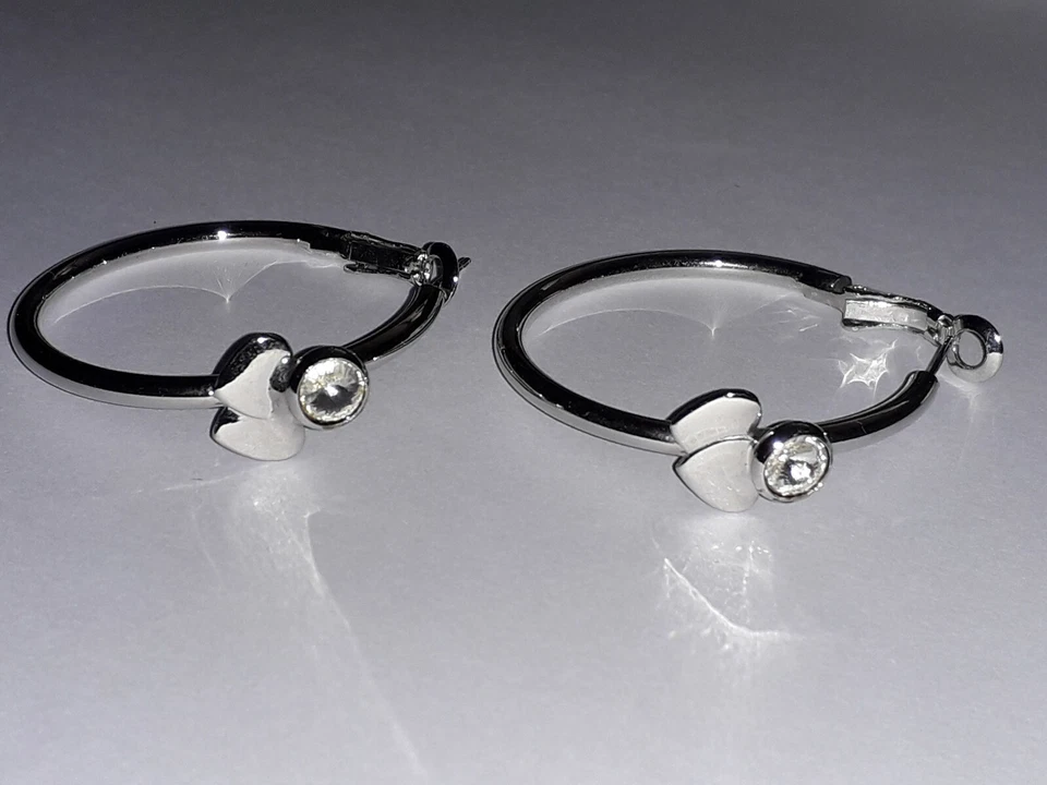 Orecchini a cerchio 30mm placcati oro bianco con cuori e cristalli swarovski - Immagine 1 di 4