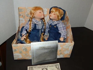 Zwilling Junge und Mädchen sitzende Porzellan Weichkörper Puppen von T.S. Creations blonde Haare - Bild 1 von 5